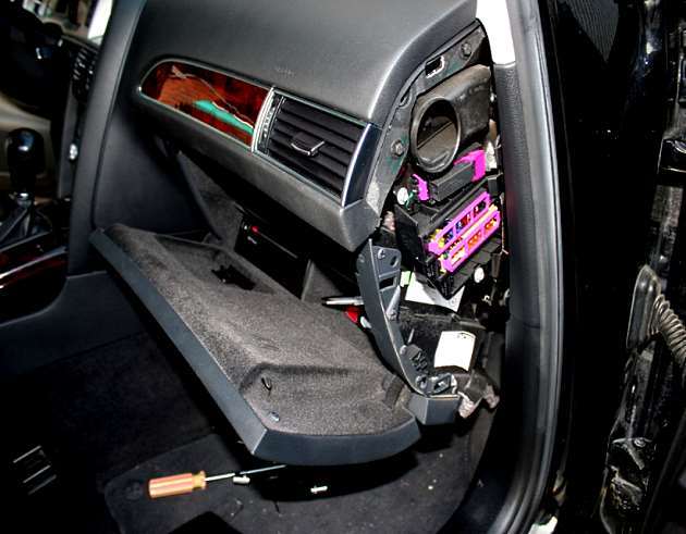 Location of the fuse box in the passenger compartment on the passenger side